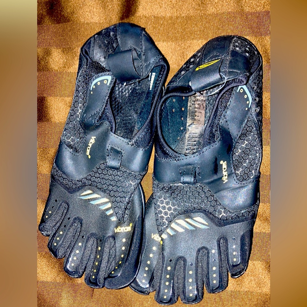 Woman’s Vibram toe shoes size 37 (size 6-7)